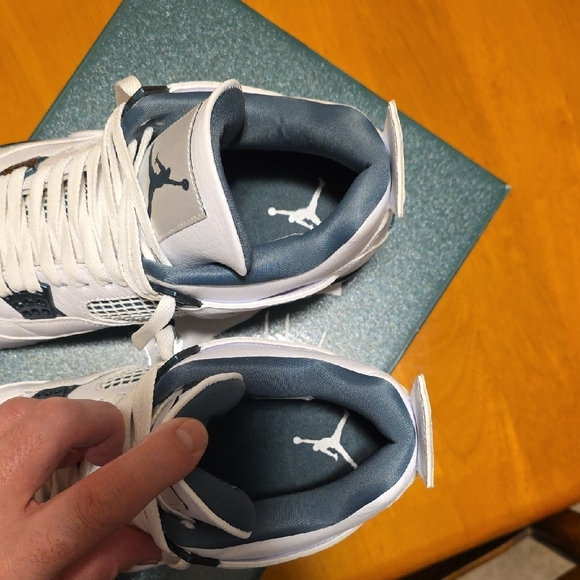 Jordan White and Blue Sneakers Classic Design - Picture 4 of 12